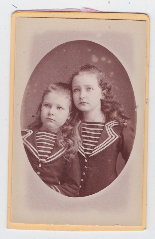 Deux soeurs (identifiées) en costume marin