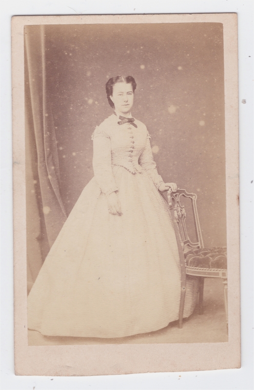 Jeune femme (identifiée) dans une robe claire
