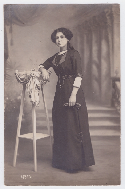 Jeune femme aux cheveux noirs tenant un gant