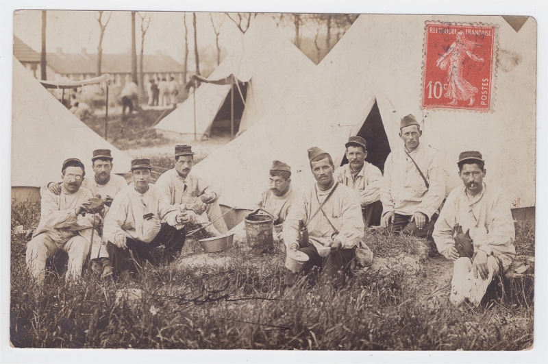 Camp du Ruchard - Neuf soldats posant devant leurs tentes