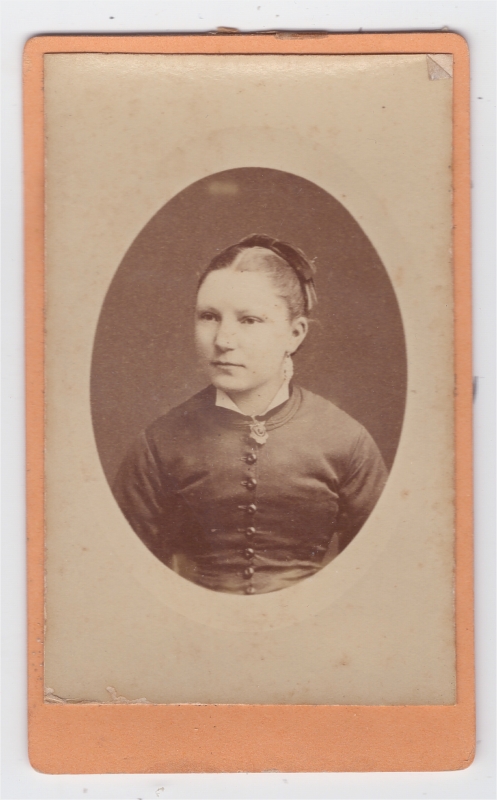 Jeune femme portant un serre-tête