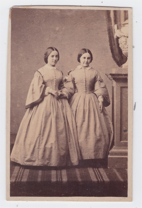 Deux soeurs (?) portant des robes à manches gigot