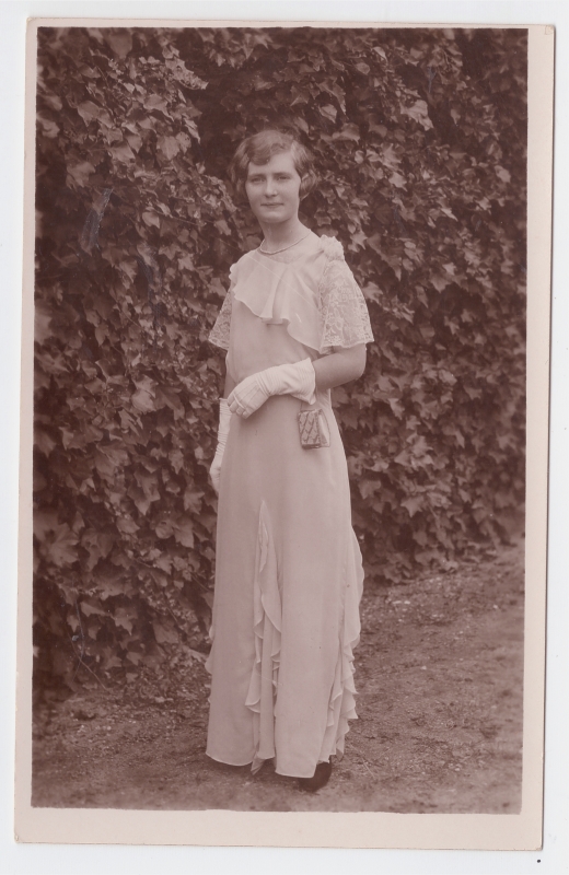 Femme en robe légère posant dans un jardin
