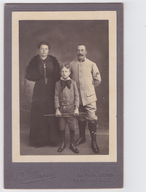 Poilu posant avec sa femme et son fils
