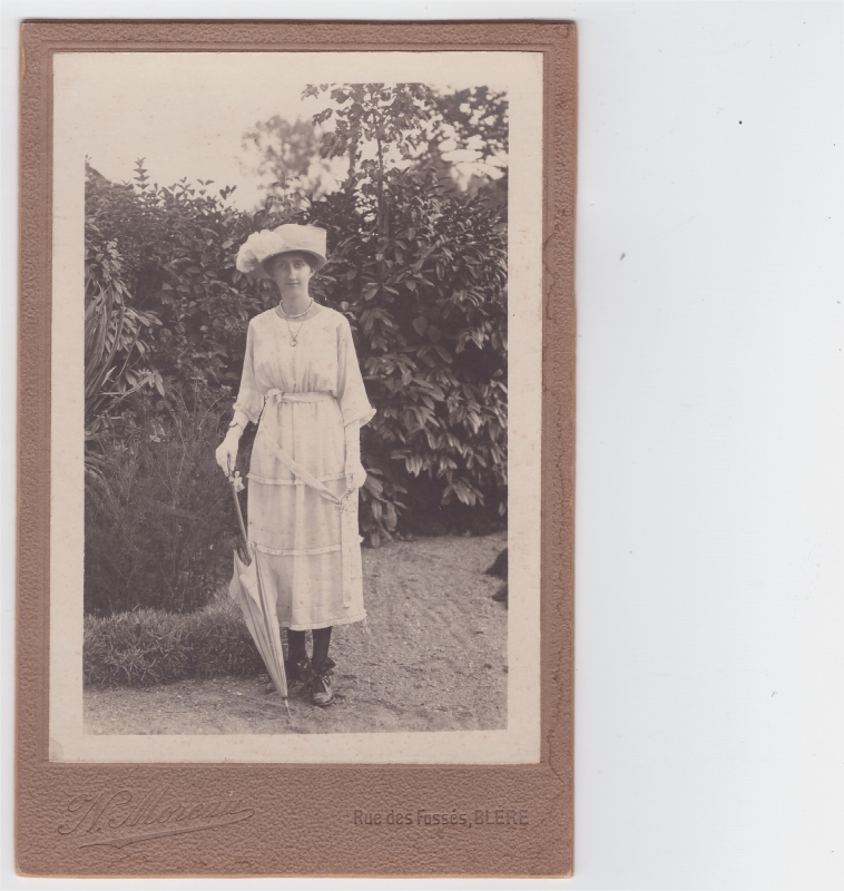 Femme en blanc posant dans un jardin