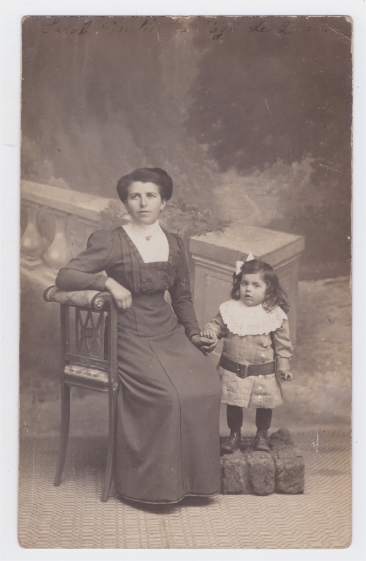 Sarah Gautier, enfant, posant avec sa mère