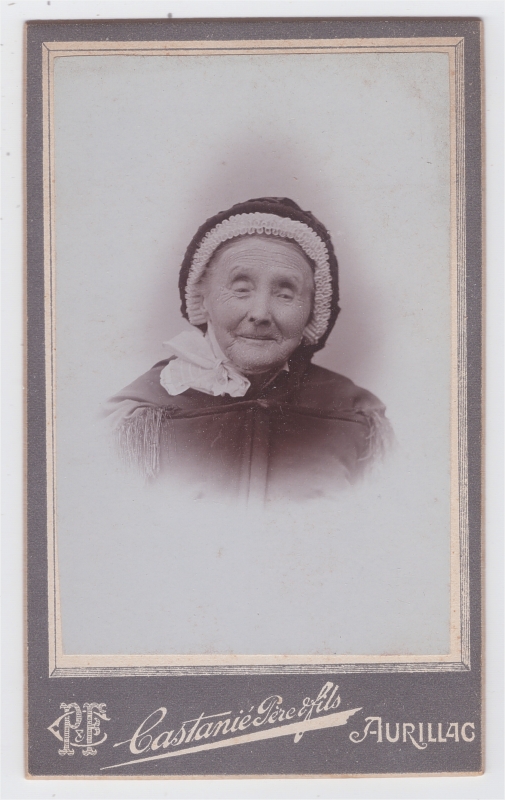 Femme âgée portant un bonnet de dentelle