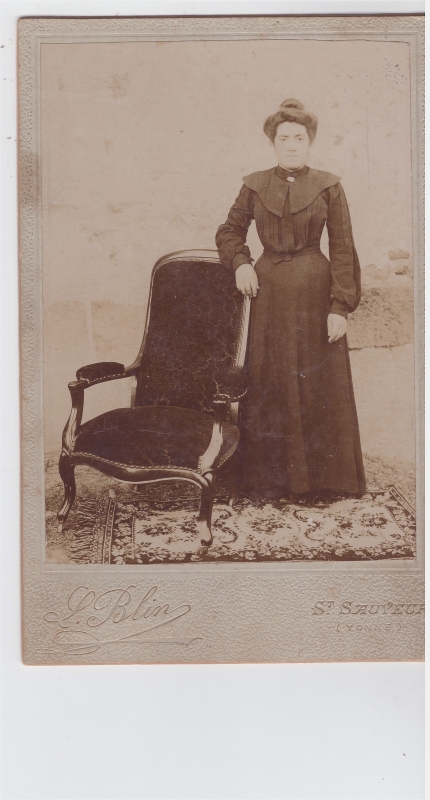 Femme debout près d'un fauteuil
