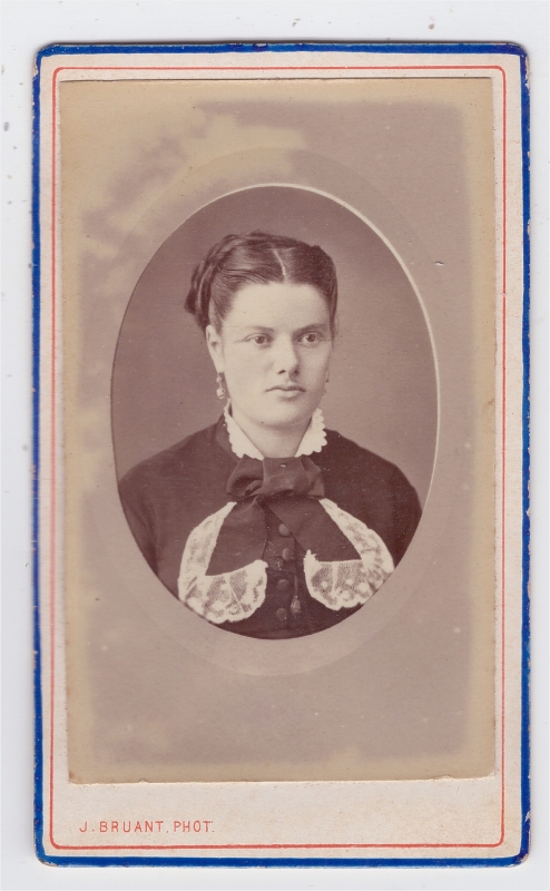 Jeune femme avec un gros ruban noué sur son col de dentelle
