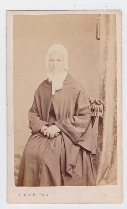 Femme portant un habit quasi monastique