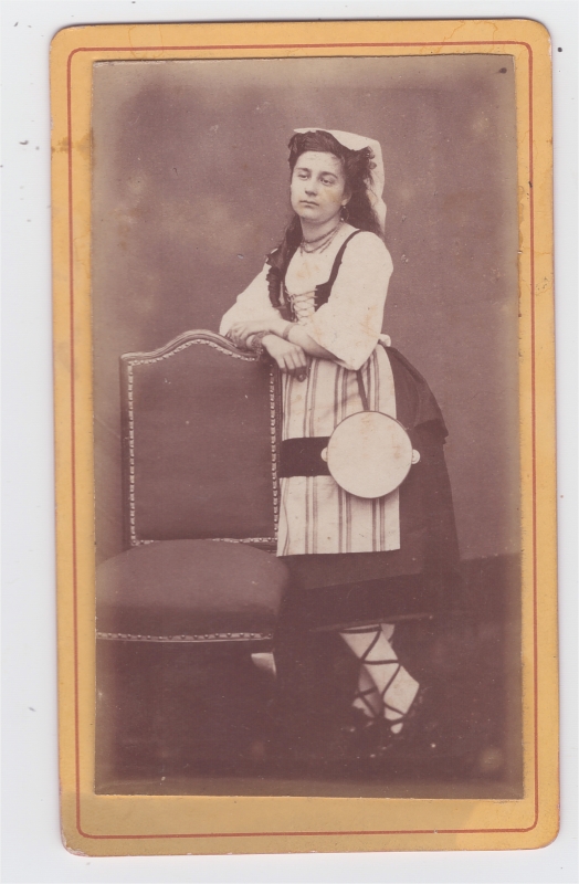 Femme en costume traditionnel (basque ?)
