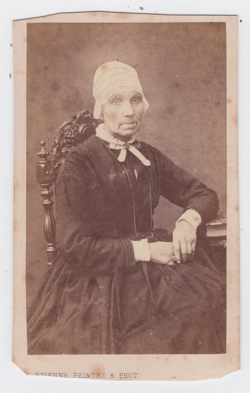 Femme assise portant un bonnet blanc