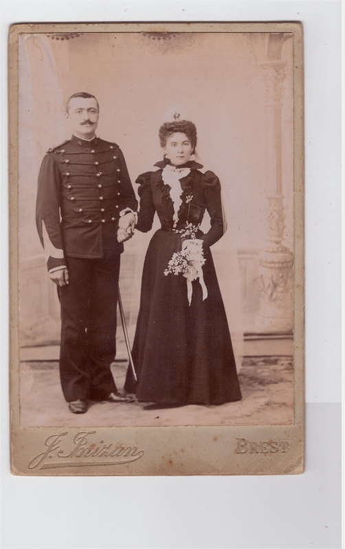Maréchal-des-logis du 18e régiment d'artillerie et son épouse tenant son bouquet de mariage 