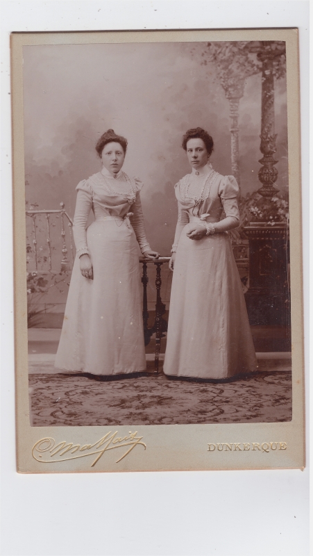 Deux femmes vêtues tout en blanc (demoiselles d'honneur ?)