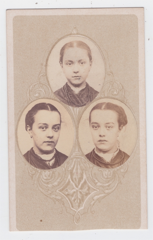 Portrait en médaillon des trois soeurs Violette