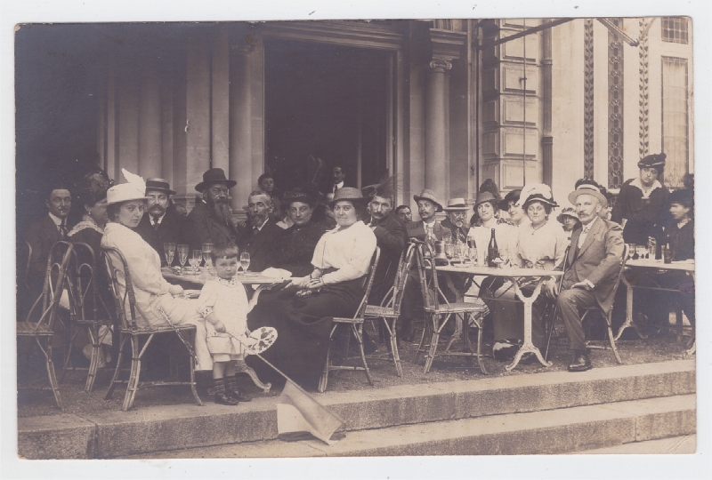 Curistes à la terrasse d'un café le 14 juillet 1914