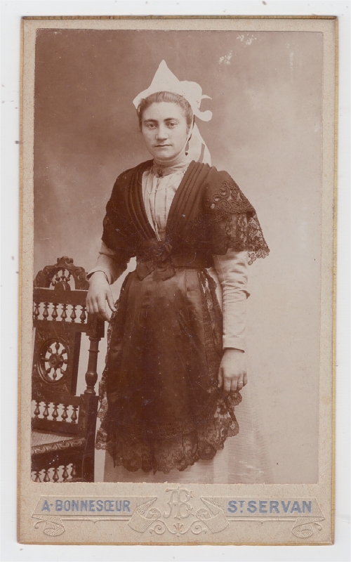 Jeune femme portant une coiffe pointue et un tablier de dentelle