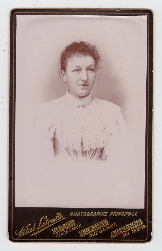 Femme aux cheveux frisés portant un corsage blanc