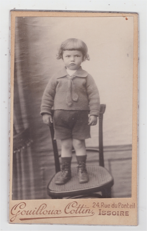 Lucien Agulhon, enfant, debout sur une chaise