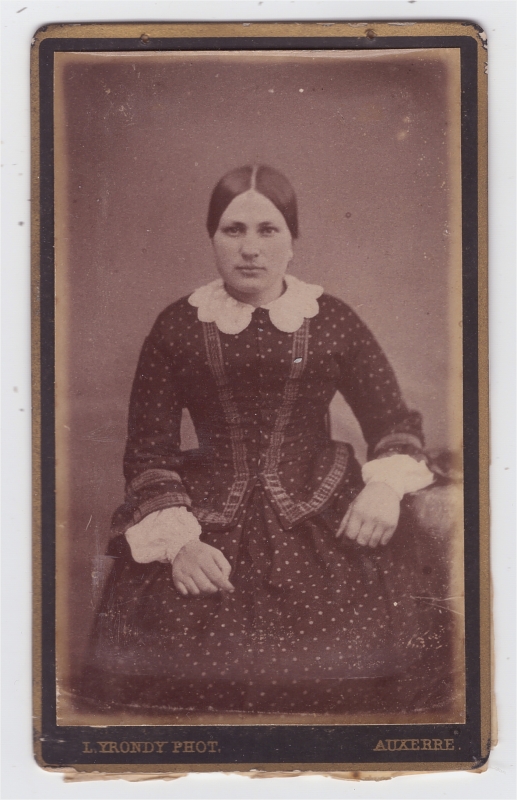 Femme portant une robe à pois avec un col de dentelle