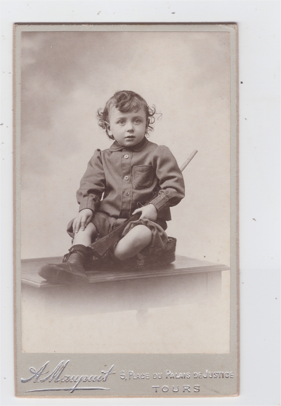 Jean-Jules, 3 ans, posant avec une  carabine