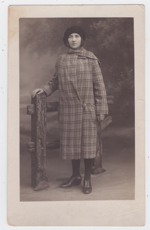 Jeune femme portant un manteau écossais