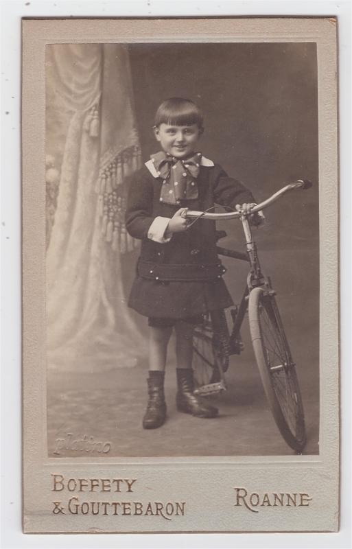 Le petit Marcel posant, tout fier, avec son beau vélo