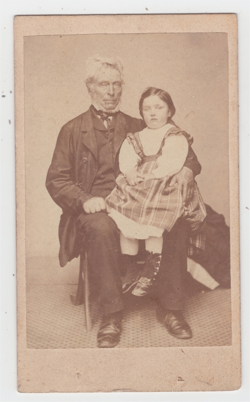 Homme âgé posant avec une fillette sur ses genoux