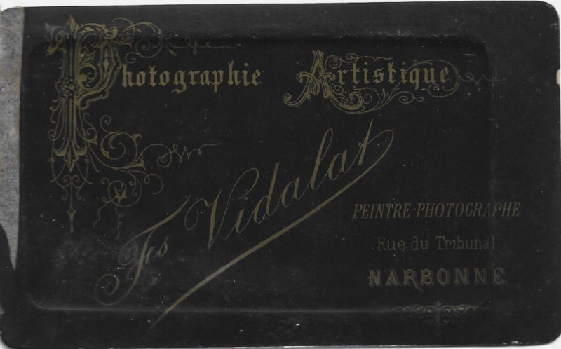 Jeune femme avec un ruban autour du cou