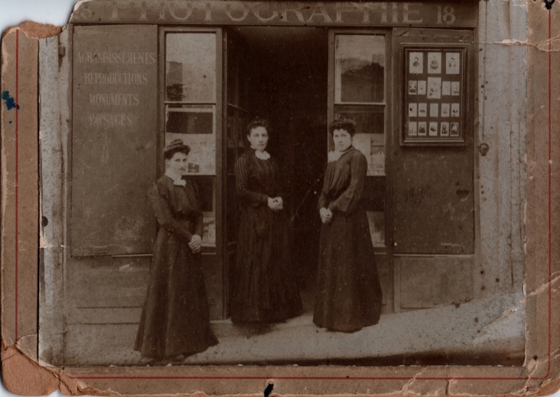 Trois femmes devant l'atelier de Charles Bodin