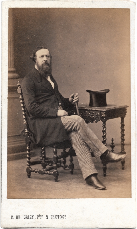 Homme assis portant un pantalon pied-de-poule