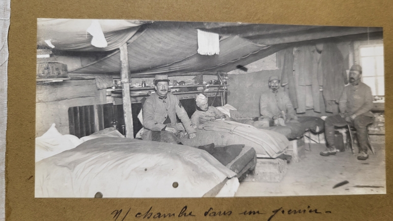 Gouttebaron et ses camarades dans leur "chambre" aménagée dans un grenier