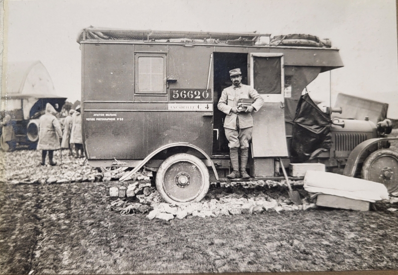 Gouttebaron posant devant sa "voiture photographique"
