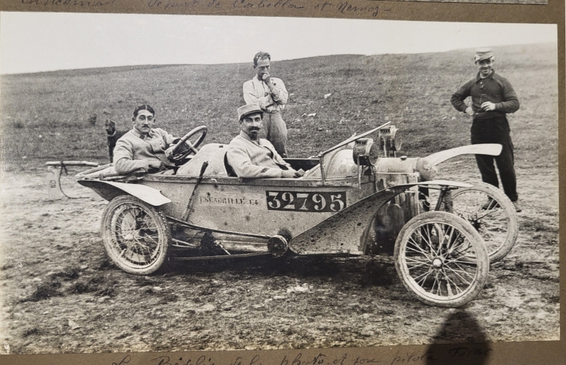 Le photographe dans une voiture de l'escadrille