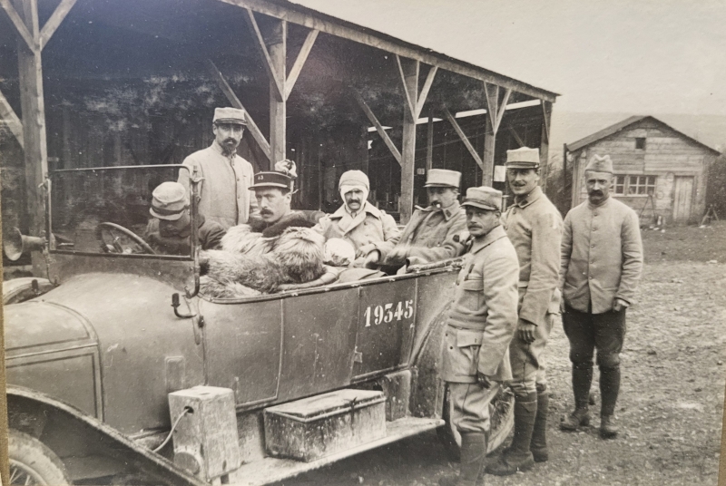 Soldats entourant une voiture de l'escadrille