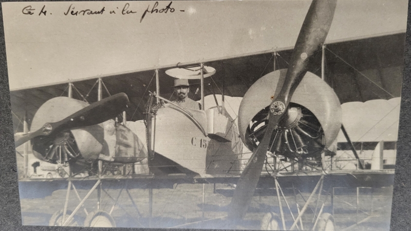 Gouttebaron posant dans un avion