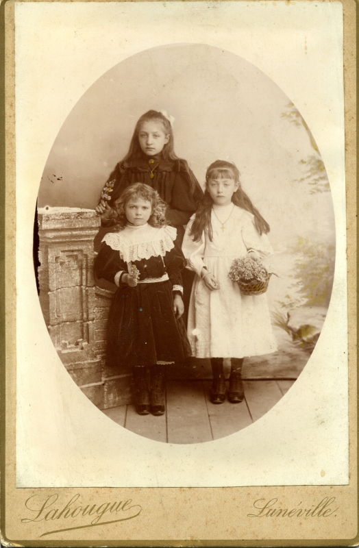 Jeanne Lahougue avec deux amies
