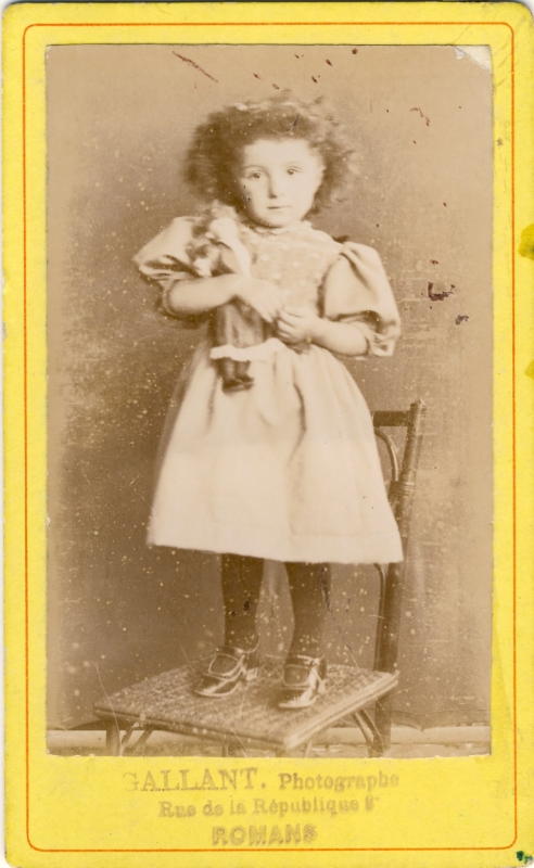 Marguerite Picod avec sa poupée
