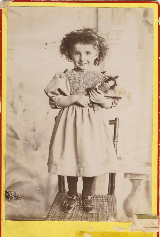 Marguerite Picod avec sa poupée