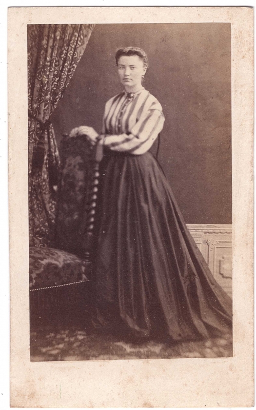 Jeune femme avec un corsage à larges rayures