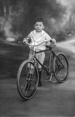 Garcon posant avec sa bicyclette2