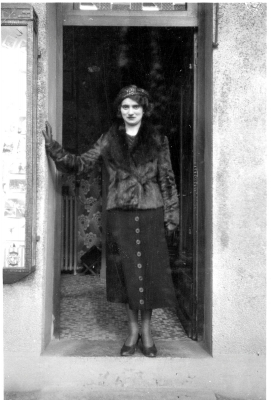 Maria Yardin a la porte du magasin vers 1935
