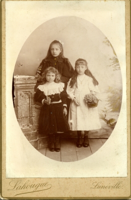 jeanne lahougue devant g fille de louis lahougue eugenie hoffart devant dr et marguerite valadeau derriere