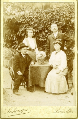 jeanne lahougue et louis lahougue derriere charles dumesnil et madeleine schmitt devant