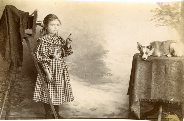 jeanne lahougue et son chien photographiee par son pere